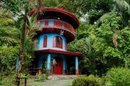 Family Friendly Waterfall Home with pool & Wi-Fi / 7p