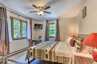 Cathedral ceilings Lodge, Hottub, Game Room, Firepit & a lot of room to sleep