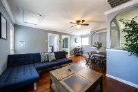 Mega House: 7 bed 3 bath! King & Queen beds!