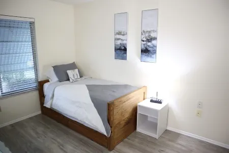 Great Pool Home with Movie Room ! Отели рядом с достопримечательностью «Порт-Сент-Люси Ботаникал Гарденс»