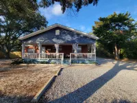 Beach house 3BR/3.5BA 5 minute walk to bay with extra parking for a boat/RV Отели рядом с достопримечательностью «Island Style»