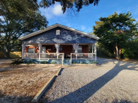 Beach house 3BR/3.5BA 5 minute walk to bay with extra parking for a boat/RV Отели в г. Наварр