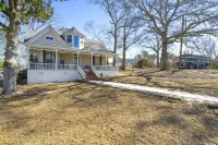 Remodeled Historical Home in Downtown Warm Springs - Homestays