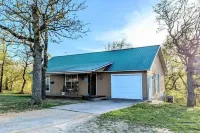 Treehouse Hideaway - Your Home Away from Home Hotels near Cross Bar Ranch Off-road Park