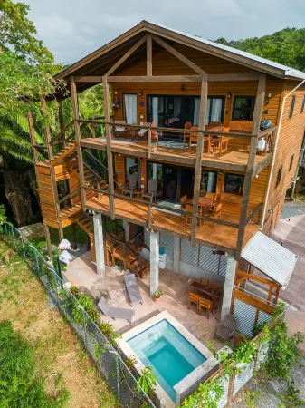 Sea Views, Pool, 5min walk to beach!