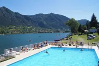 Directly on the lake with panoramic views - Pools