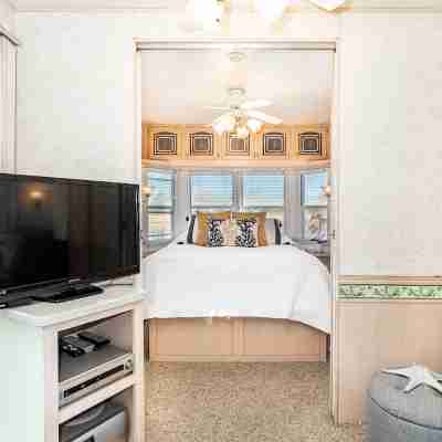 The Surf Shack H2O! Radiant Rich Sunsets From Back Back Bay to Sandbridge Beach! Rooms