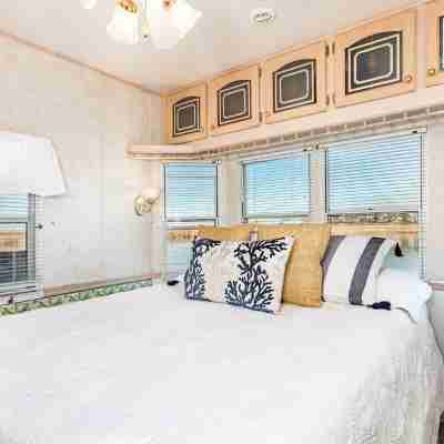 The Surf Shack H2O! Radiant Rich Sunsets From Back Back Bay to Sandbridge Beach! Rooms
