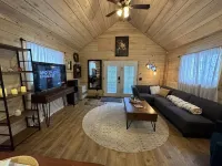 Cozy Romantic Getaway Cabin