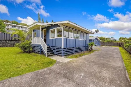 2 bedroom 1 bath cottage 10 minutes from beach