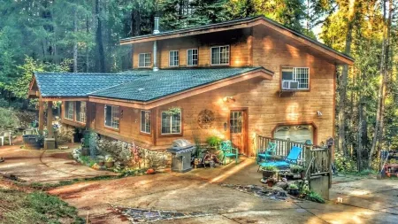 A Lovely Cabin House at Way Woods Retreat with outdoor Hot Tub & Full Amenities.