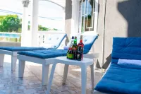TGE: Modern 7bd-8bt - private chef- Pool Hotels in Sandy Bay