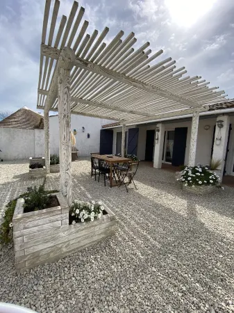 Mas des Oliviers HOUSE/GITE, HEATED SWIMMING POOL and CLOSED GARDEN (3 pets allowed) Отели рядом с достопримечательностью «Chateau d'Avignon»