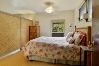 Cute, Peaceful Budget-Minded Studio Condo with full kitchen and Hawaiian Decor