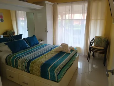 Cozy 2-bedroom condo with AC and WiFi in amazing Jaco, 300m from the ocean Hotels in 