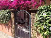 Charming I bedroom with kitchen apartment 2 blocks from the beach.