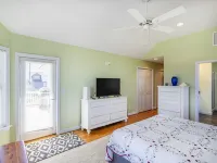 Beautiful House with Hot Tub, One Minute walk to beach