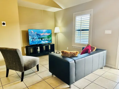 Luxe Living Apartment- 2 bed/1 bath - 5 STARS