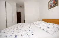 Extraordinary 3bed/3bath villa, with sea views,pool and hot tub for 8