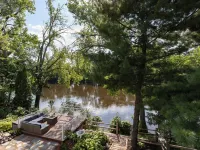 Soak, Relax & Gather - Spacious River Home - Hot Tub, Massage Chair & Kayaks Hotels in Fridley