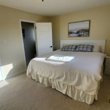 Cozy-Warm Family Friendly, West ED Mall 5Min, AC, King Master, Queens and Dbls