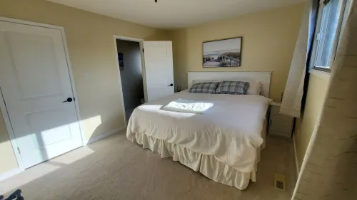 Cozy-Warm Family Friendly, West ED Mall 5Min, AC, King Master, Queens and Dbls