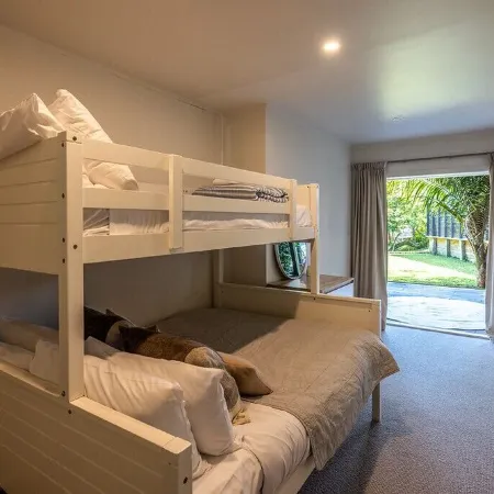 Palm Beach Panorama - perfect family holiday house with spa pool! Отели рядом с достопримечательностью «Стониридж Вайнярд»
