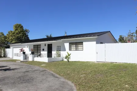 New! The Moon House with Pool, Arcade & Basketball