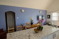 Timeless - Lovely beach cottage. Private pool, ocean view, beach access. R &R !