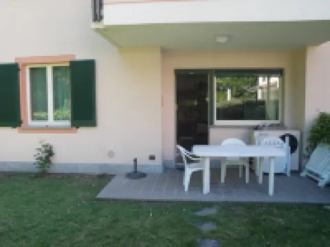 Apartment with private garden two steps from the lake.