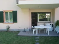 Apartment with private garden two steps from the lake.