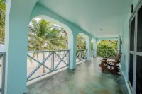 Charming 3-bedroom 2-bathroom Beachfront Beauty with separate living quarters - Homestays