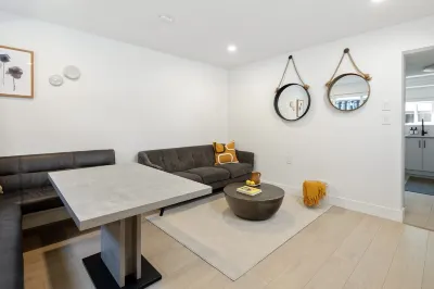 Modern, Bright, Clean 2 Bedroom Suite - Great Location! Hotels near Pear Tree Restaurant