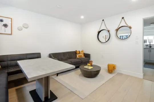 Modern, Bright, Clean 2 Bedroom Suite - Great Location!