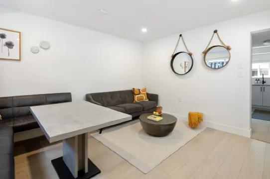 Modern, Bright, Clean 2 Bedroom Suite - Great Location!