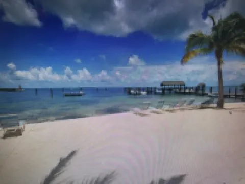 SPECTACULAR SUNSETS AND FRESH OCEAN BREEZE AWAIT YOU IN ISLAMORADA, FLORIDA!