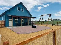The Family Roost - warm, stylish new Barndo rolling hills & Rocky Mountain Views
