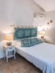 Spectacular sea view of the entire bay of Su Giudeu. King size bed +topper