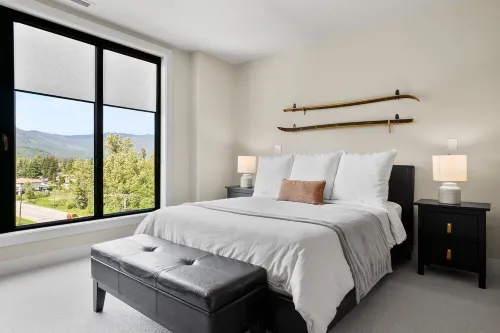 Lakeview condo on Mara Lake with Pool, Boat Slip and Gym