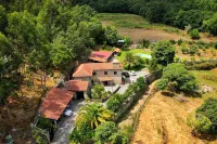 Farmhouse with pool and fireplace 20m from Spain! Cerveira附近的飯店