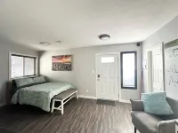 Private/ Pet-friendly Themed Suite with Kitchenette! Fast Wi-Fi, Central - 3 ดาว