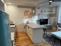 Sun-Filled 1 Bedroom Overlooking Water Street - No Cleaning Fee فنادق في ديكوراه