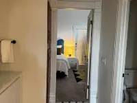 Sun-Filled 1 Bedroom Overlooking Water Street - No Cleaning Fee فنادق في ديكوراه