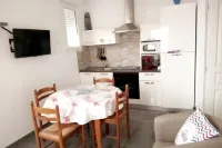 Small house 15 minutes from the beach. Hotel a Royan