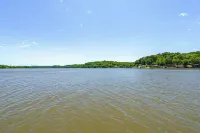 Lakefront Ozark Cottage: Deck w/ Covered Dock! - Holiday Apartments