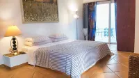 Best location Walk distance to beach,casinos,restaurants,bars,night life,shops 2