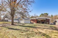 Fox Run Bungalow w/ Patio & Yard in Lincoln! - 3 stjerner