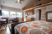 Birds of a Feather Victoria Oceanfront Studio Suites - balcon