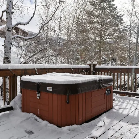 Winterset 8 Pet Friendly 4 Bedroom Townhouse by Redawning
