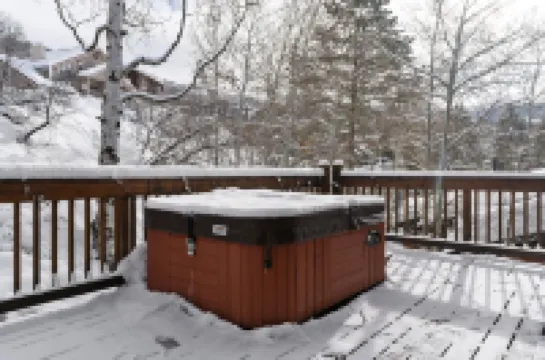 Winterset 8 Pet Friendly 4 Bedroom Townhouse by Redawning